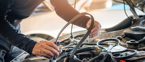 mekaniker byter registerreim