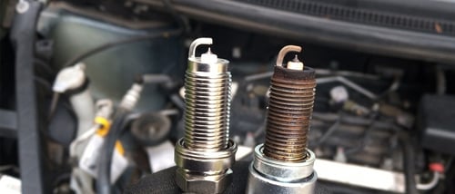 to tennplugger på nært hold